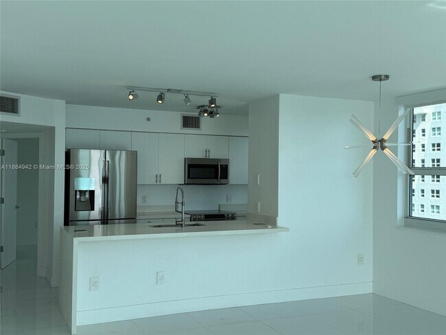 Building Photo - 1155 Brickell Bay Dr