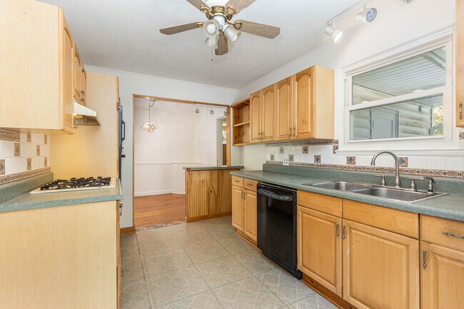 Building Photo - 4885 Oglethorpe Pl