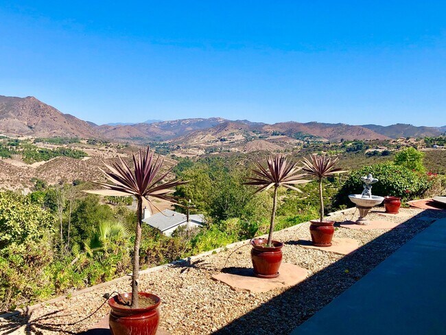 Building Photo - Beautiful Custom Home in Fallbrook, just m...