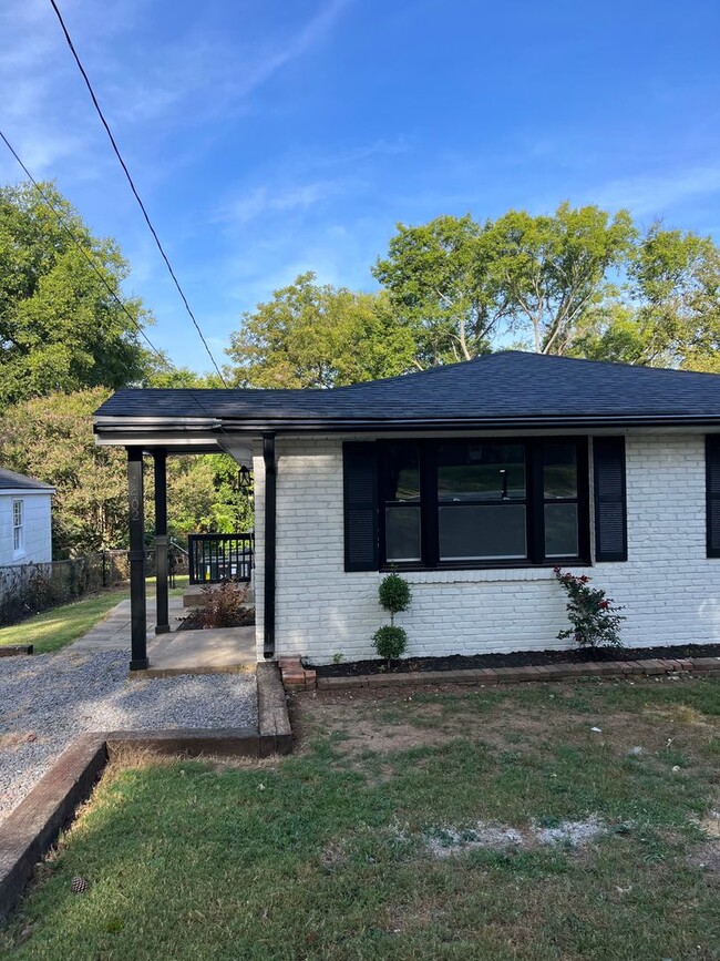 Building Photo - Desirable East Nashville Farmhouse