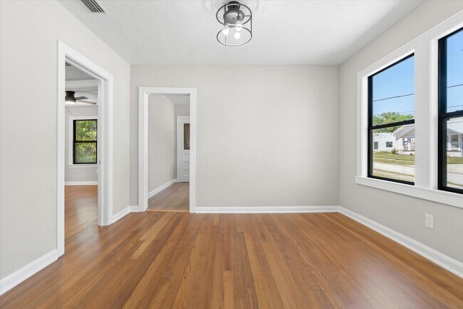 Building Photo - 9 Spencer St