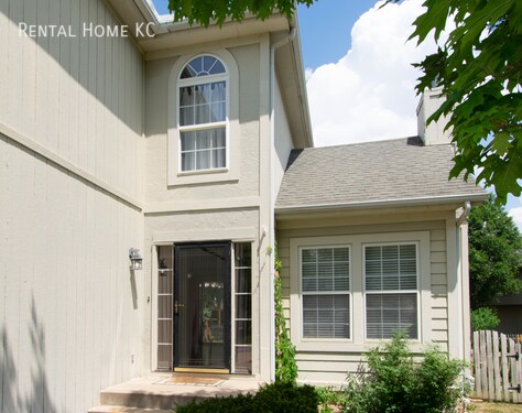 Building Photo - Open and Light 2-story w/fin bsmt and fenc...