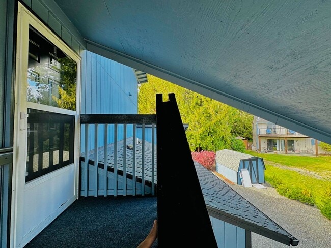 Building Photo - Newly Remodeled Top-Floor Duplex w/ Lake a...