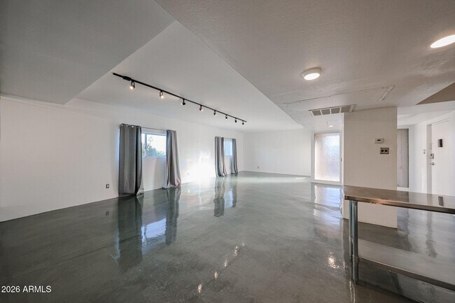 Building Photo - 353 E Thomas Rd