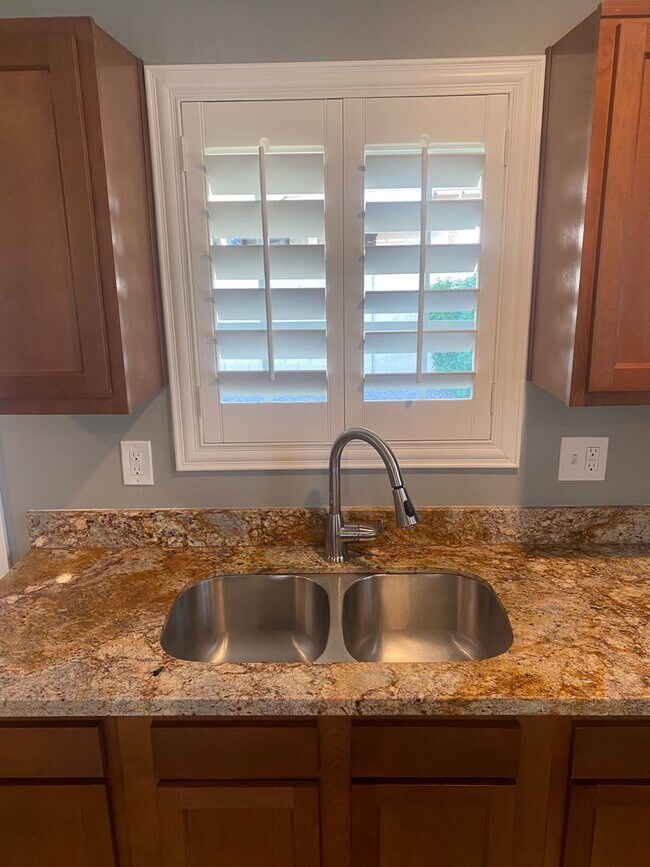 Building Photo - Remodeled 3/2 SFH Glendale, built in 2016