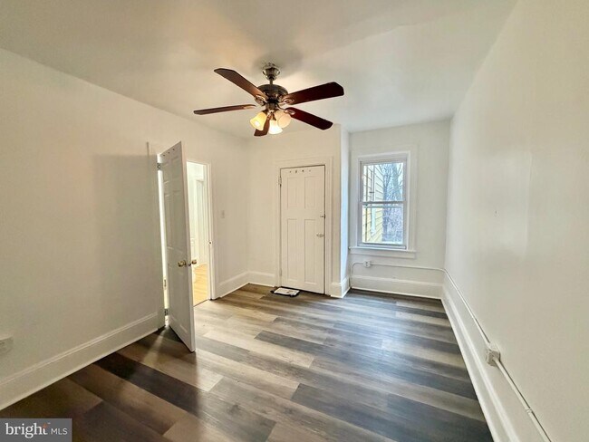 Building Photo - 122 Landing St