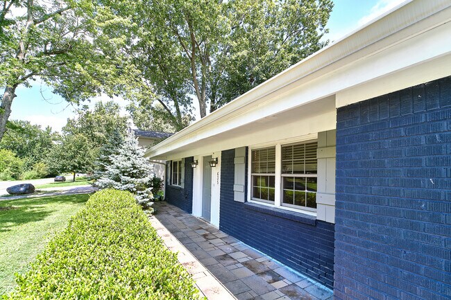 Building Photo - 635 Lake View Dr