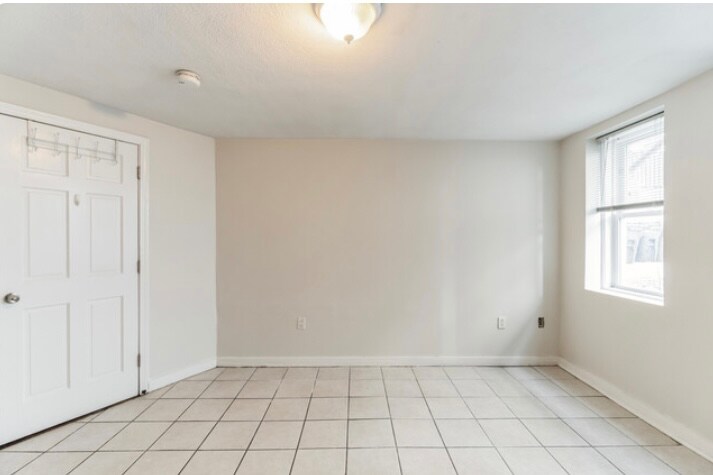 Building Photo - 204 H St