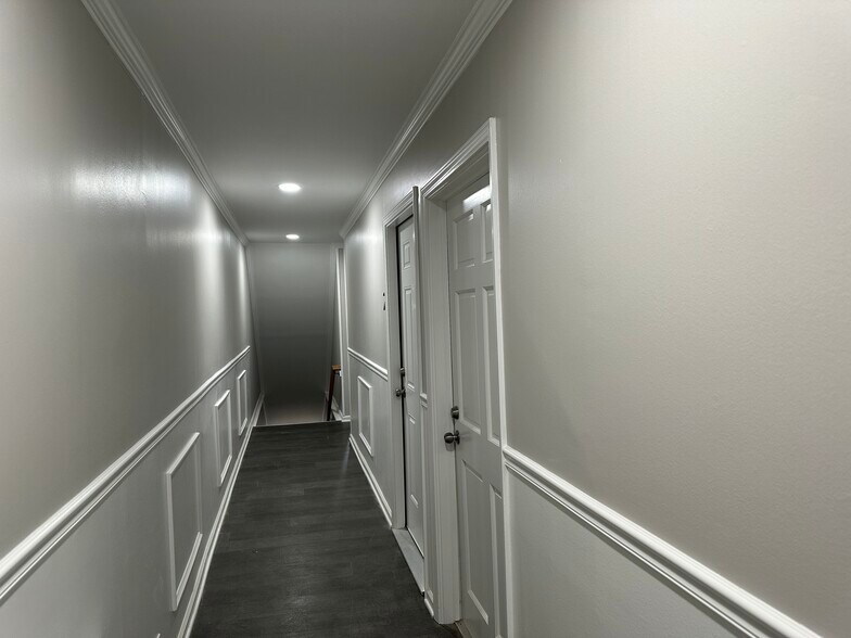 Building Photo - 137 N Center St