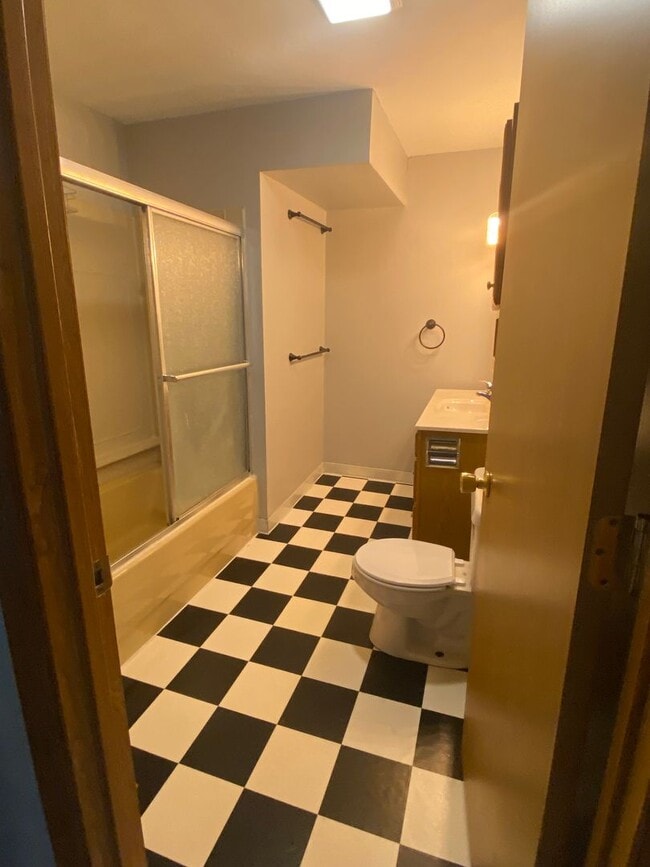 Building Photo - 3 Bed 1 Bath with Double Stall Garage