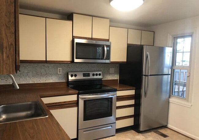 Building Photo - Gorgeous 2BR 2BA 3 level town home fully updated and located in Essex Place