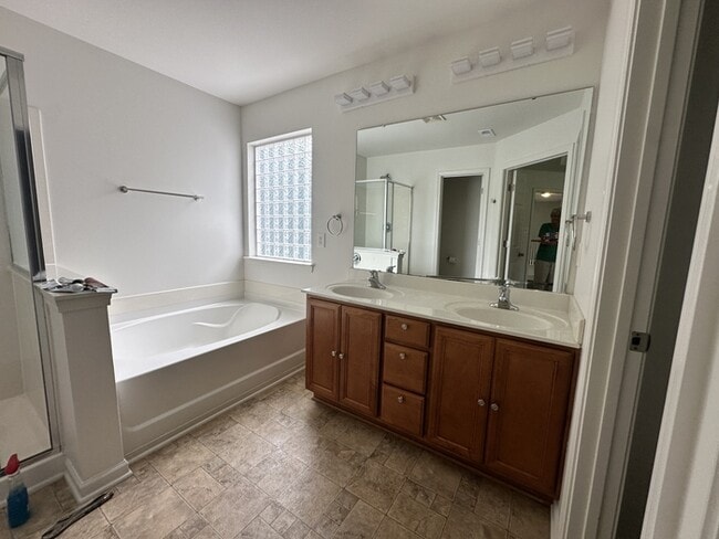 Building Photo - Spacious 5-Bedroom Home for Rent in The Pointe at Oakdale