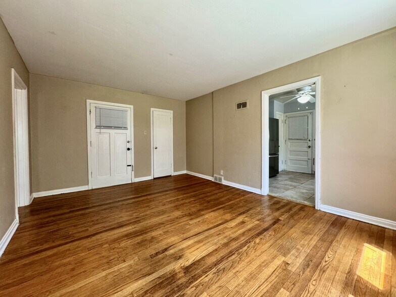 Building Photo - 420 S Hanley Rd