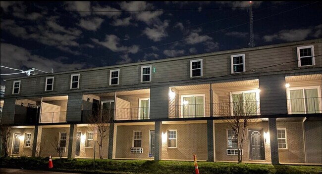 Building Photo - 620 S Cedar St