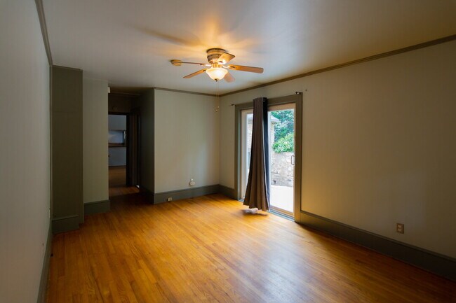 Building Photo - Inviting Stone Home for Rent – Walking Dis...