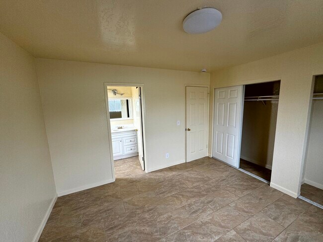 Building Photo - 487 Larson Ct