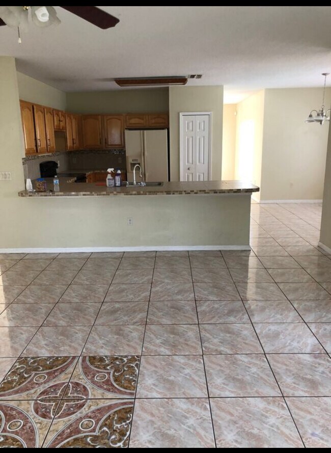Building Photo - 608 Messina Way