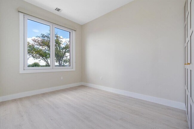 Building Photo - 527 Union Ave