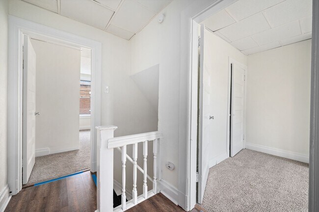 Building Photo - 3 bed 1 bath - newly updated, central air, laundry.