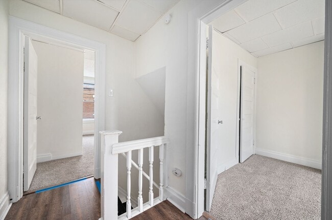 Building Photo - 3 bed 1 bath - newly updated, central air,...