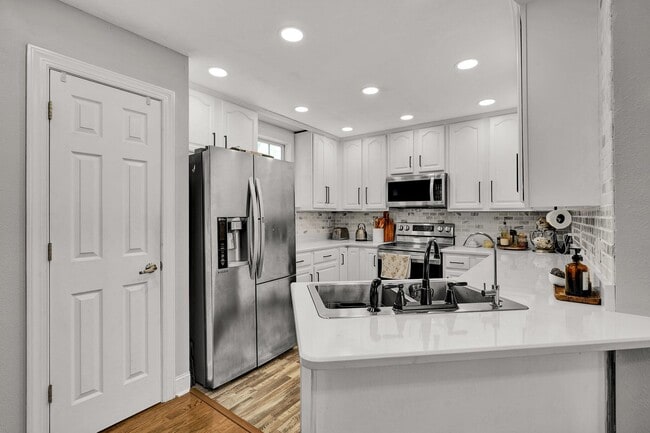 Building Photo - 3120 Pin Oaks Cir NE