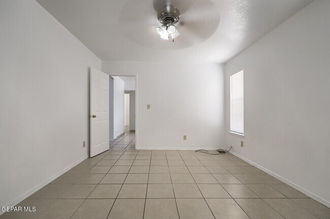 Building Photo - 3536 E Glen Dr