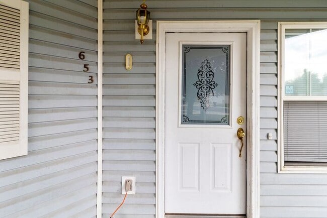 Building Photo - Wonderful 3 Bedroom Home with New Flooring and Paint