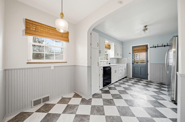 Building Photo - 532 N Drexel Ave