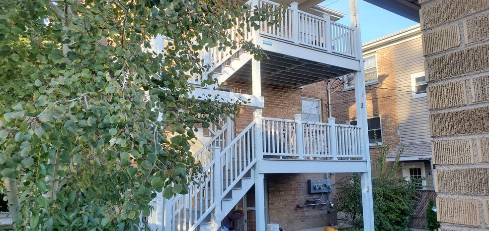 Building Photo - 6853 W Leland Ave