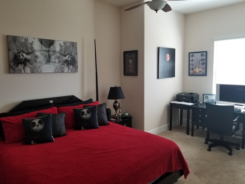 Master Bedroom With Seating Area - 3753 W 244th St