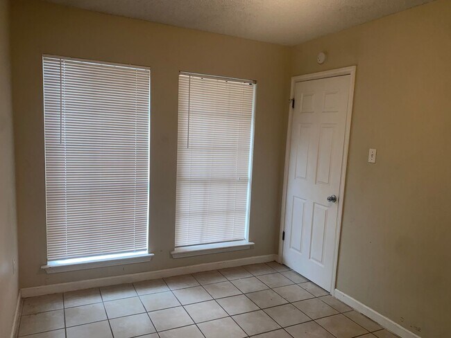 Building Photo - 1134-1136 Willow Creek Dr