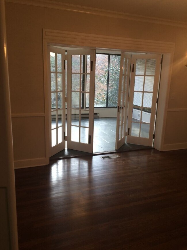 Building Photo - Old Luxury in Irving Park