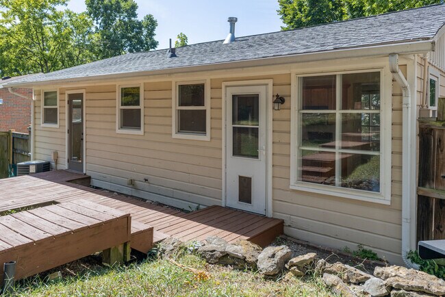 Building Photo - 2104 15th Ave S