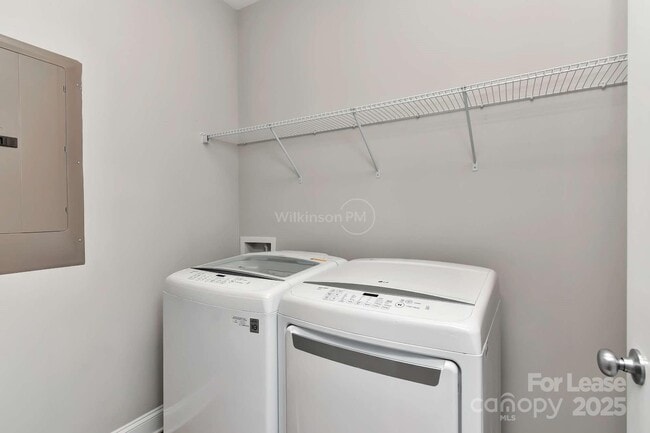 Building Photo - 8765 Aspinwall Dr