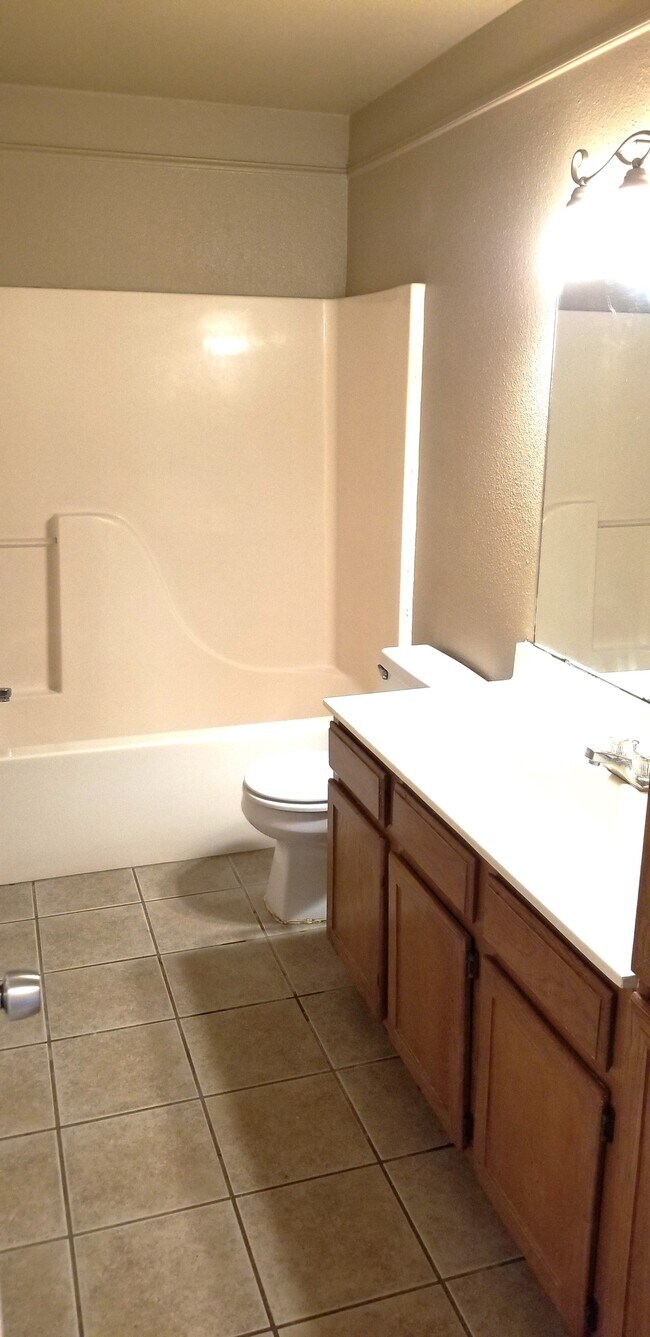 Building Photo - 2105 Agate Dr