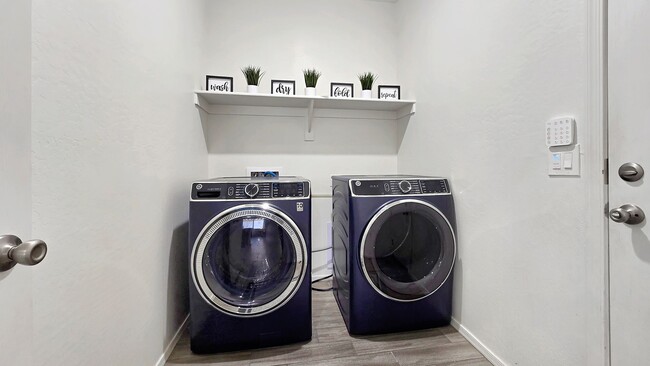 Building Photo - Beautiful and Spacious Cortana at Desert Oasis Home!! Community Pool!