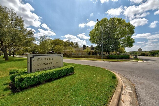 Building Photo - 11009 Pinehurst Dr