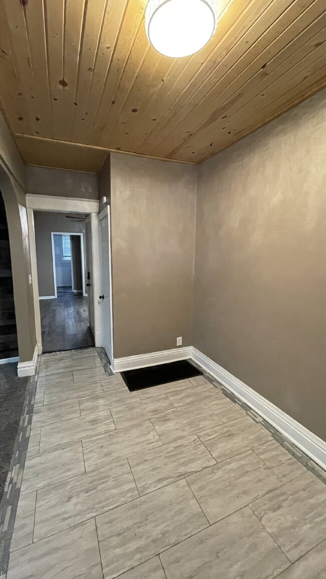 Building Photo - Cozy, Updated 1-Bed Apartment Near Downtown Sharon with In-Unit Laundry!