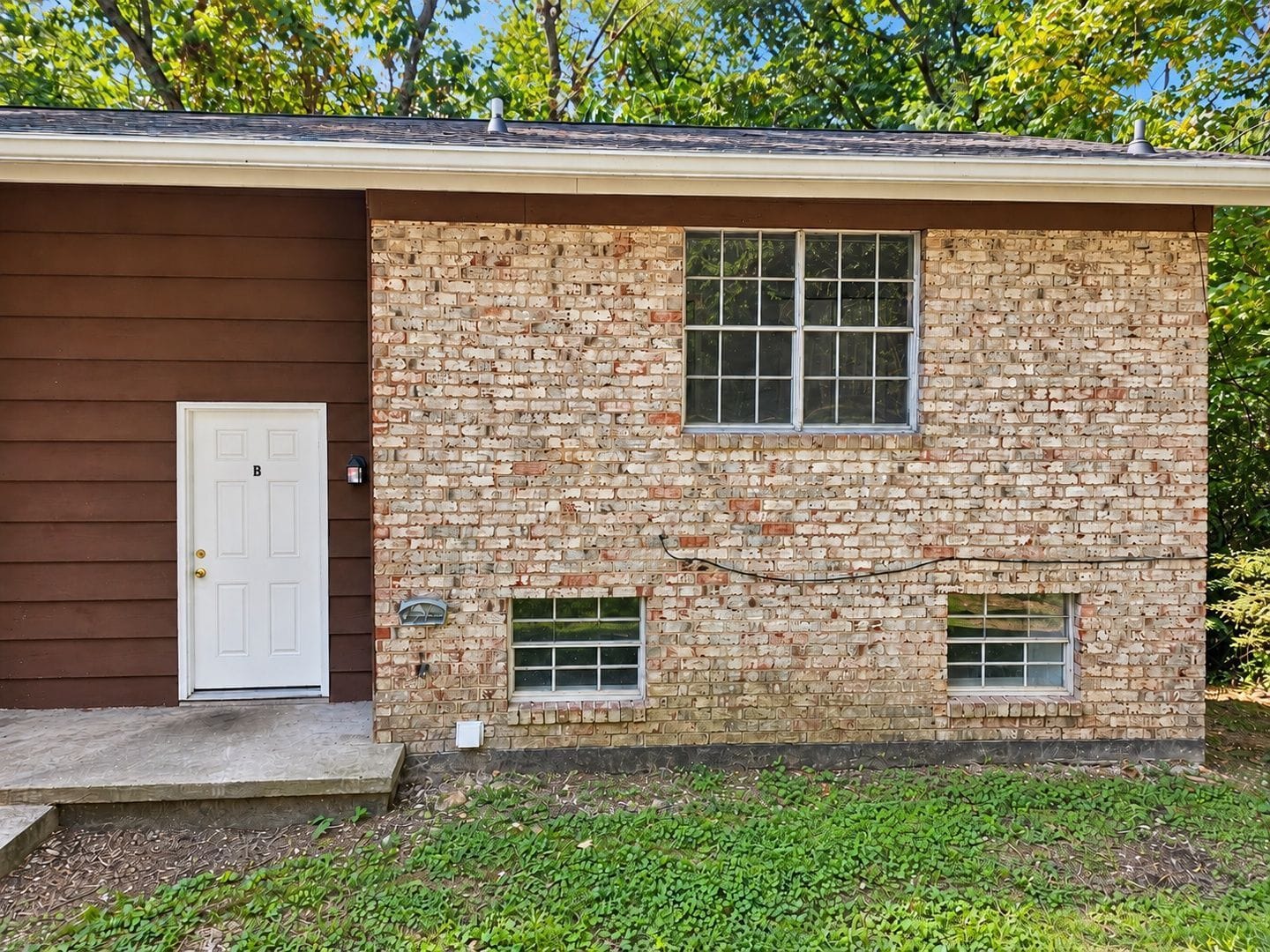 Building Photo - 802 Forest Dale Ln