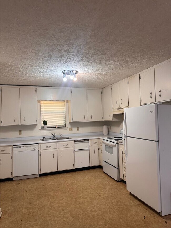 Building Photo - 1120 Sweetwater Cir