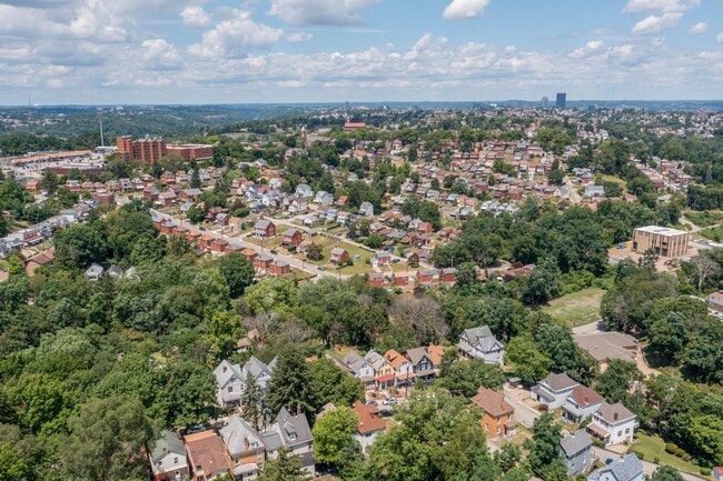Building Photo - Stunning 3 bedroom home in Pittsburgh avai...
