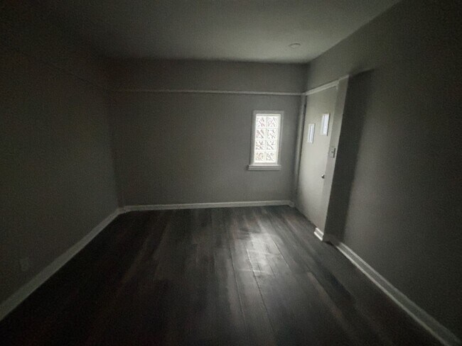 Building Photo - Charming 2-Bedroom Property in Prime Location