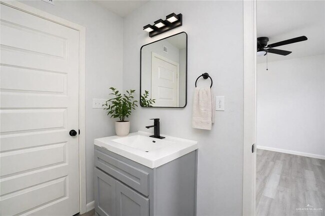 Building Photo - 1107 Shasta Ave W