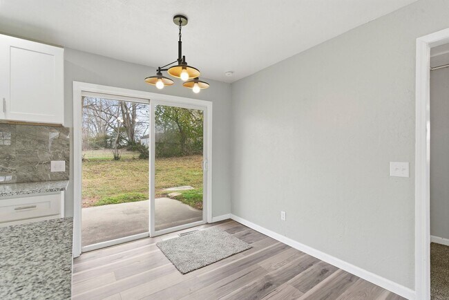 Building Photo - Newly Remodeled | 4 Bedroom | 3 Bathroom | 2 Ensuite's | Nixa, MO School District!