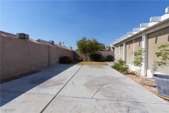 Building Photo - 4633 Califa Dr