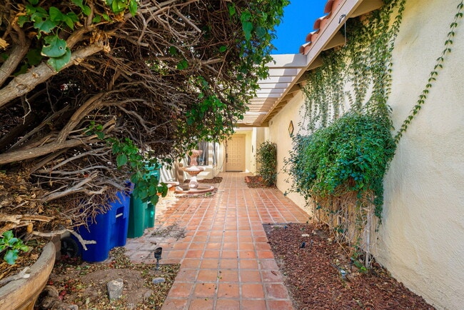 Building Photo - 280 Tolosa Cir