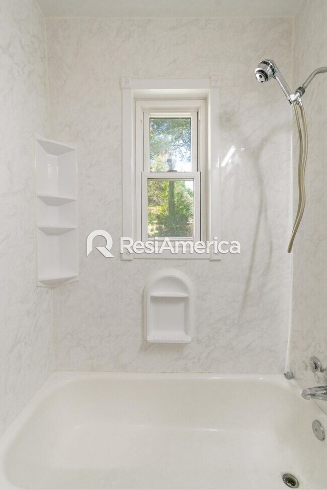 Building Photo - Newly Renovated off High Point Terrace!