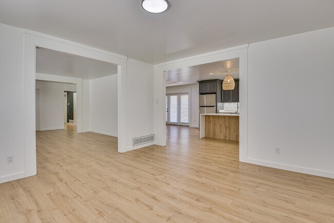 Building Photo - 3137 Edinburgh Dr