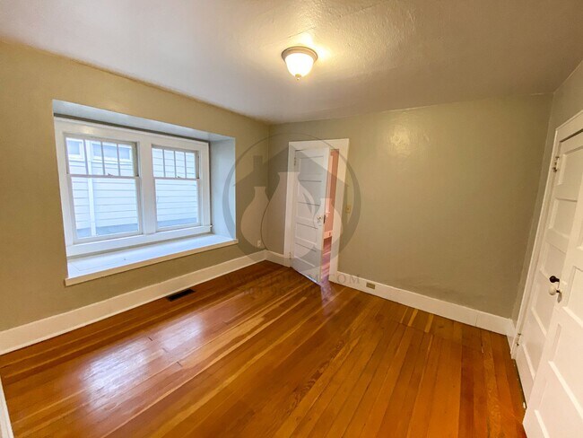 Building Photo - Cute Bungalow in NE Salem - Available Now