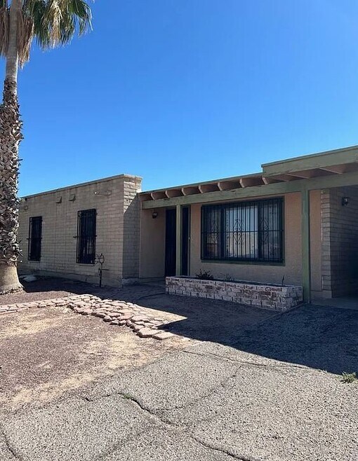 Building Photo - 6027 S Lostan Ave
